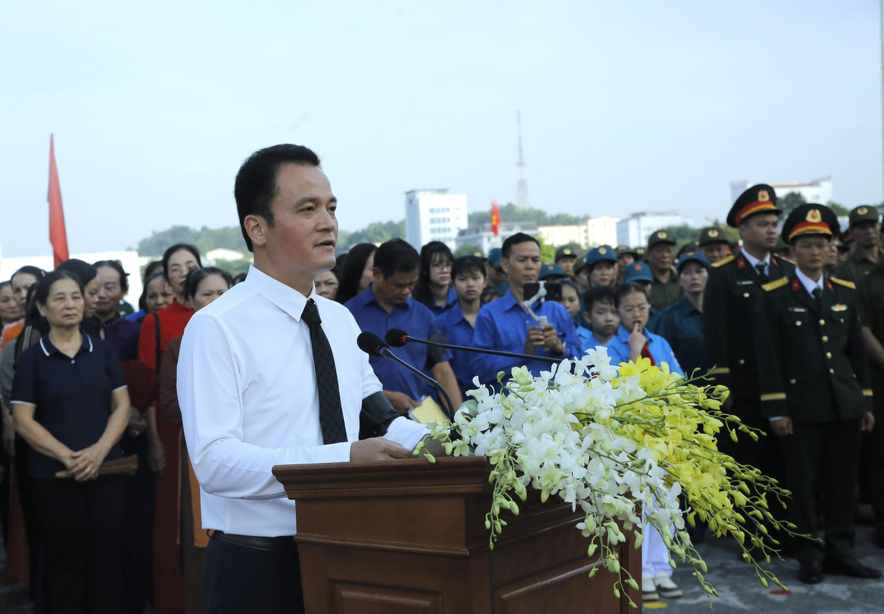 Ông Giàng Quốc Hưng, Phó Chủ tịch UBND tỉnh, Trưởng Ban Chỉ đạo tìm kiếm, quy tập và xác định danh tính hài cốt liệt sĩ tỉnh Lào Cai đọc lời điếu (Ảnh: Trường Hải).