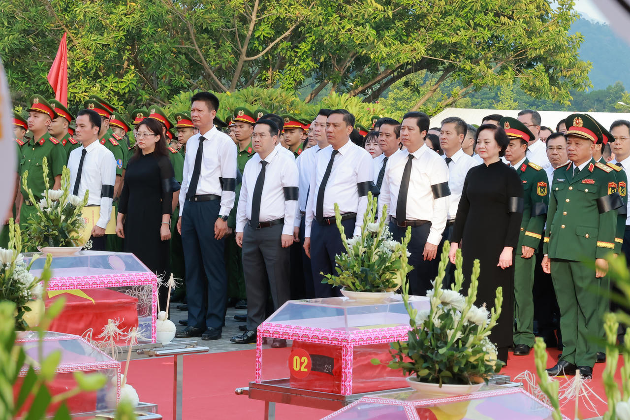 Phó Thủ tướng Phạm Thị Thanh Trà dự lễ truy điệu, an táng 71 hài cốt liệt sĩ tại Lào Cai