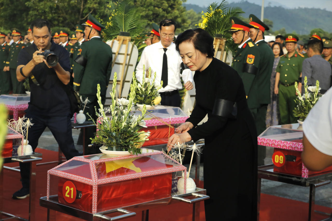 Phó Thủ tướng Phạm Thị Thanh Trà dự lễ truy điệu, an táng 71 hài cốt liệt sĩ tại Lào Cai