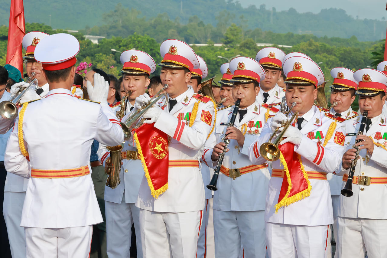 Phó Thủ tướng Phạm Thị Thanh Trà dự lễ truy điệu, an táng 71 hài cốt liệt sĩ tại Lào Cai