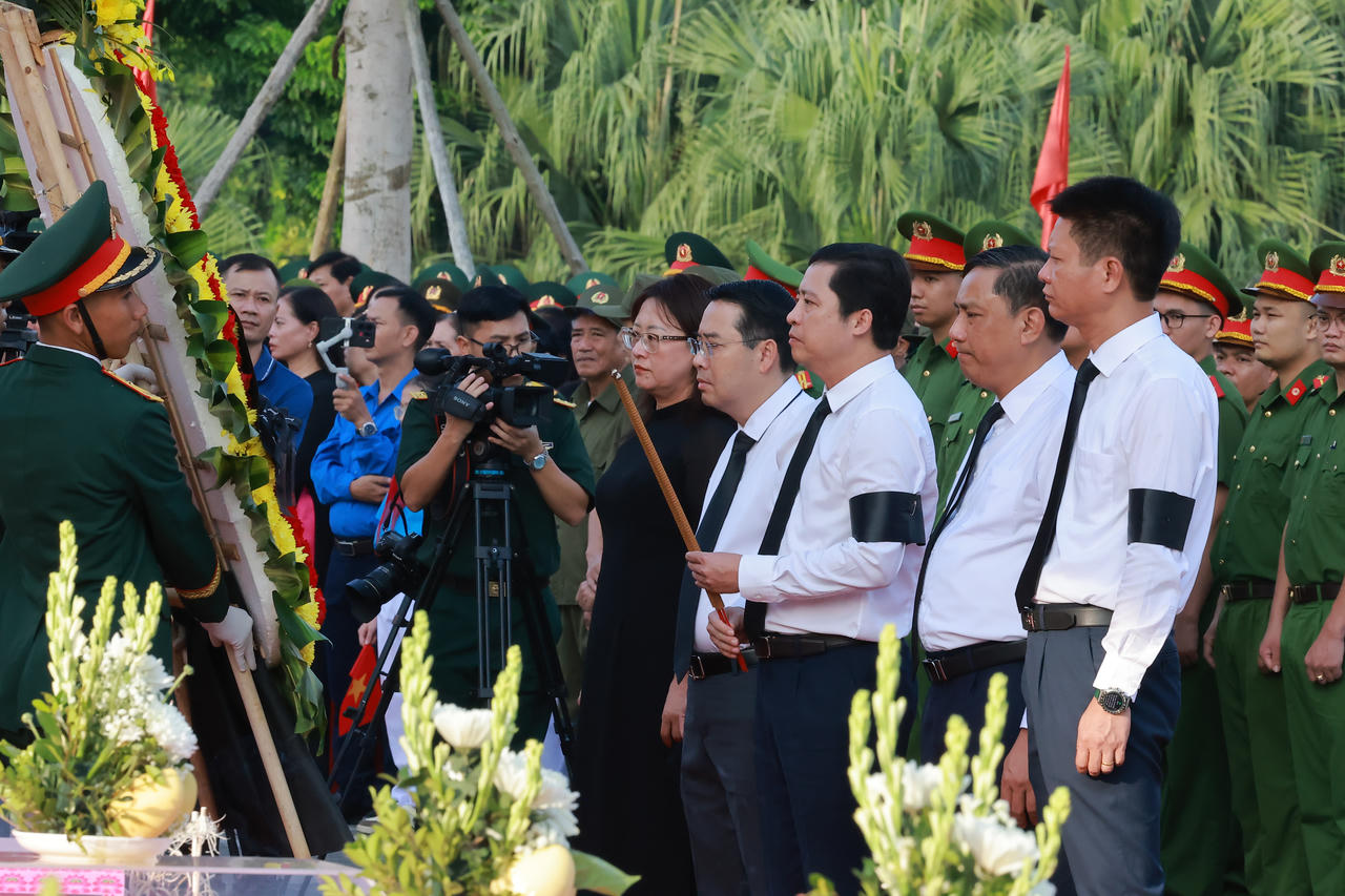 Phó Thủ tướng Phạm Thị Thanh Trà dự lễ truy điệu, an táng 71 hài cốt liệt sĩ tại Lào Cai