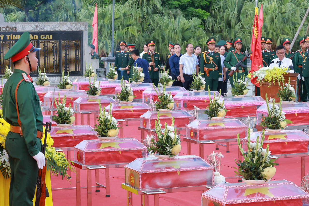 Phó Thủ tướng Phạm Thị Thanh Trà dự lễ truy điệu, an táng 71 hài cốt liệt sĩ tại Lào Cai