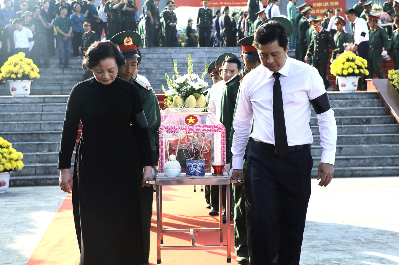 Phó Thủ tướng Chính phủ Phạm Thị Thanh Trà và lãnh đạo tỉnh Lào Cai thực hiện nghi thức di quan (Ảnh: Trường Hải)