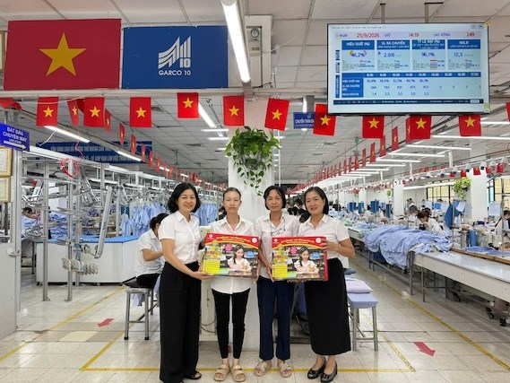 Trao bút chấm đọc tiếng Anh cho con người lao động có hoàn cảnh khó khăn