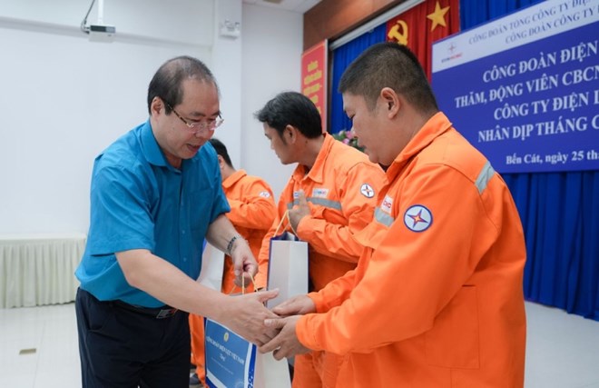 Công đoàn Điện lực Việt Nam hỗ trợ 145 người lao động mắc bệnh hiểm nghèo