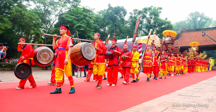 Nghi thức rước kiệu Đức vua Lê Thái Tổ, kiệu Trung Túc vương Lê Lai về sân rồng Chính điện Lam Kinh.