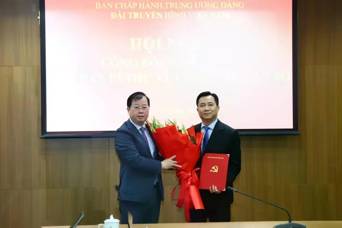 Ủy viên Trung ương Đảng, Tổng Giám đốc Đài Truyền hình Việt Nam Nguyễn Thanh Lâm trao quyết định cho ông Đỗ Thanh Hải. Ảnh: VTV.