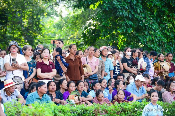Đông đảo người dân và du khách tham dự lễ hội.