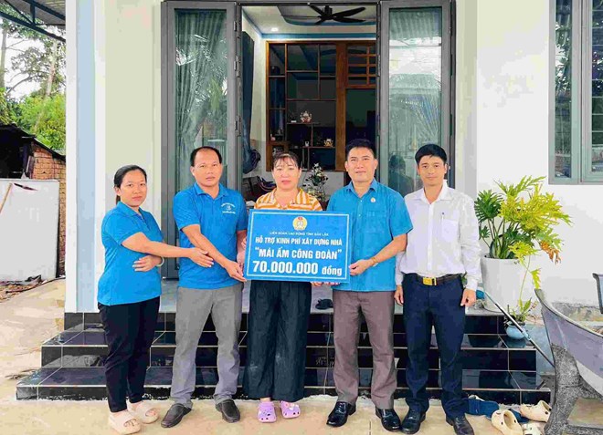 Trao nhà “Mái ấm Công đoàn” cho 2 đoàn viên khó khăn ở Đắk Lắk
