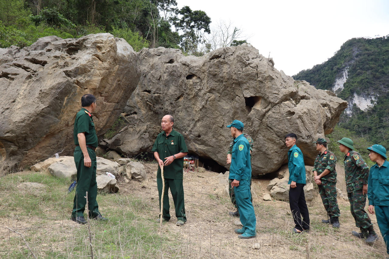 Đoàn công tác tiến hành khảo sát, xác minh thông tin hài cốt liệt sĩ tại xóm Bản Quang, xã Trà Lĩnh. (Ảnh: Phương Quyền)