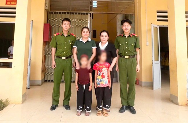 Hai bé gái đi lạc gần 10km được Công an xã tìm thấy trong ngày