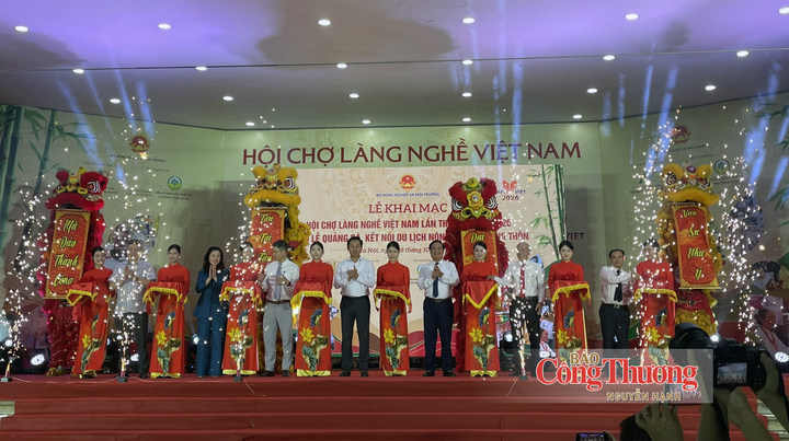 Các đại biểu cắt băng khai mạc Hội chợ.