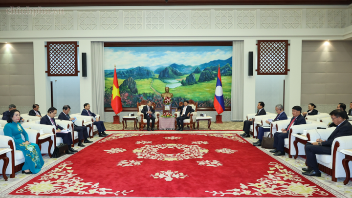 Hai nhà lãnh đạo khẳng định chính sách nhất quán và ưu tiên cao nhất của mỗi nước dành cho việc gìn giữ, vun đắp quan hệ hữu nghị vĩ đại, đoàn kết đặc biệt, hợp tác toàn diện và gắn kết chiến lược Việt Nam - Lào.