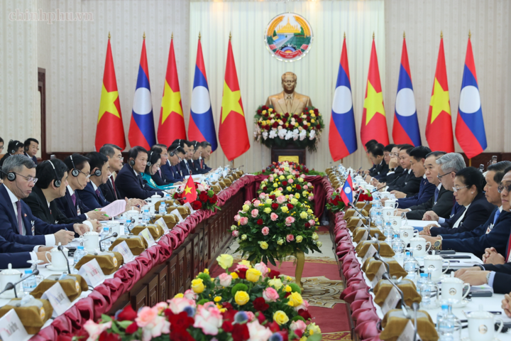 Thủ tướng Lê Minh Hưng và Thủ tướng Saleumxay Kommasith tiến hành hội đàm. Ảnh: chinhphu.vn/Nhật Bắc