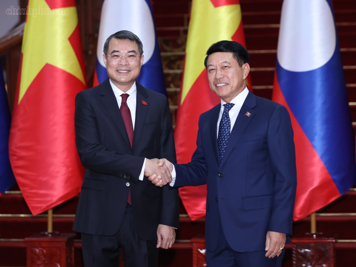 Thủ tướng Lê Minh Hưng và Thủ tướng Saleumxay Kommasith. Ảnh: chinhphu.vn/Nhật Bắc