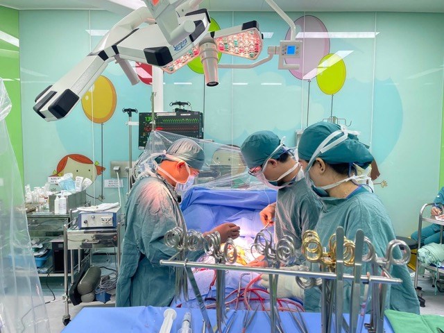 Bệnh nhi 6,5 kg hết tím tái sau ca phẫu thuật tim phức tạp tại Bệnh viện Nhi Đồng 2