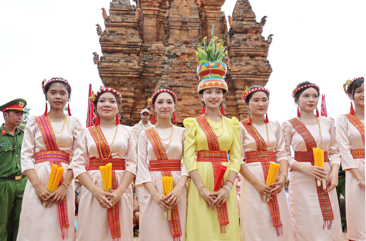 Các thiếu nữ Chăm trong trang phục truyền thống chuẩn bị cho nghi lễ. Ảnh: Mai Đông - Thanh Sơn.