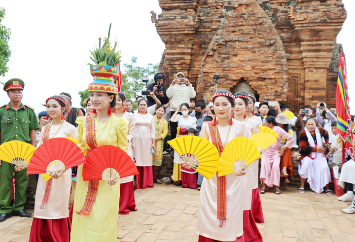 Các thiếu nữ Chăm trong điệu múa quạt chào mừng khai mạc Lễ hội Katê tại tháp Pô Klong Garai. Ảnh: Mai Đông - Thanh Sơn.