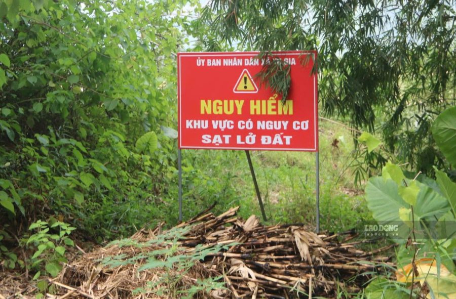 Sạt lở bờ sông Vu Gia cuốn trôi nhiều diện tích đất sản xuất, đe dọa sinh kế người dân. Ảnh: Nguyễn Hoàng