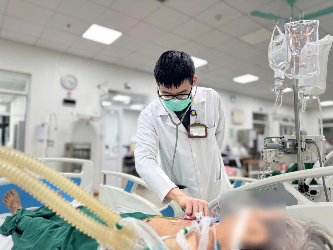 Các bác sĩ thăm khám cho bệnh nhân. Ảnh: Thanh Thanh