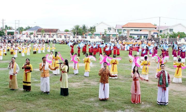 Chương trình văn nghệ tổng hợp quy tụ đông đảo ca sĩ, nghệ sĩ và các đoàn múa biểu diễn sôi nổi trên sân vận động thôn Hữu Đức, xã Phước Hữu. Ảnh: Mai Đông - Thanh Sơn.