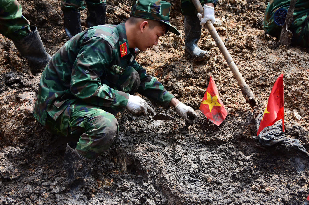 Lực lượng chức năng tiến hành tìm kiếm, quy tập hài cốt liệt sĩ tại Công viên văn hóa Lê Thị Riêng. (Ảnh: BTL TP HCM)