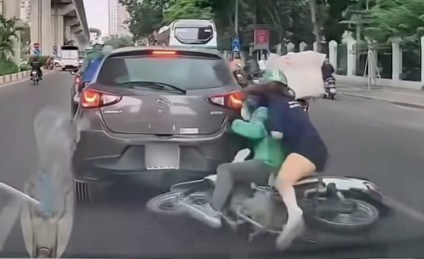 Tài xế xe ôm công nghệ chở khách đâm đuôi ôtô ở Hà Nội, Cục CSGT đưa ra cảnh báo