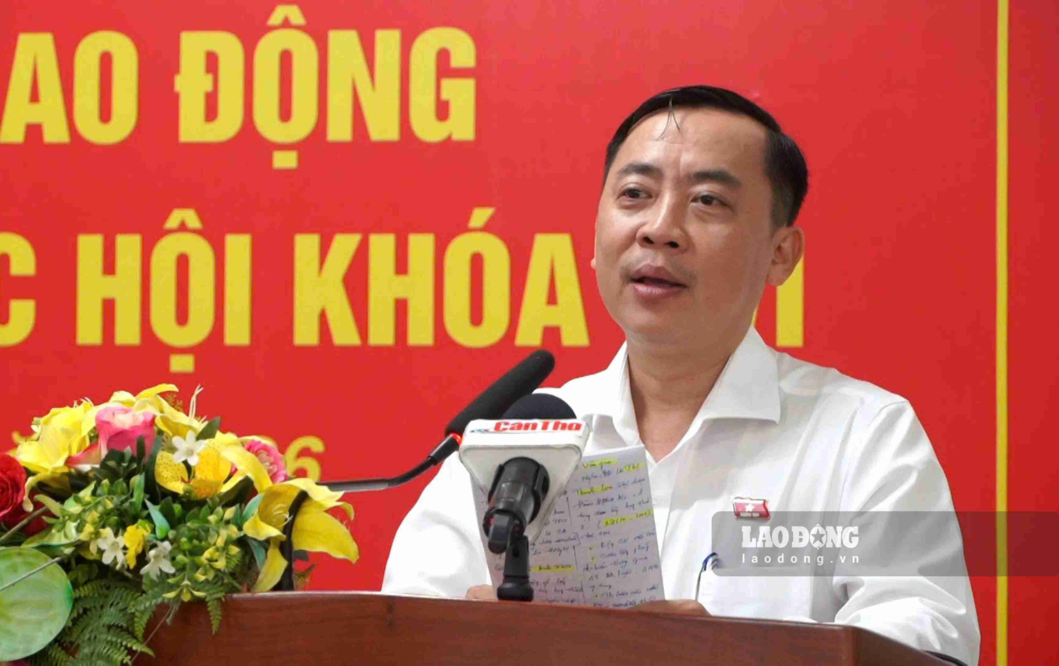 Ông Đào Chí Nghĩa - Thành ủy viên, Phó Trưởng Đoàn đại biểu Quốc hội TP Cần Thơ - phát biểu tại hội nghị. Ảnh: Tạ Quang (chụp ngày 13.10.2026)
