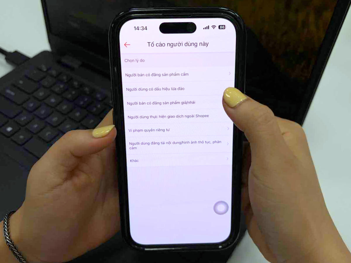 Người dùng trên Shopee có thể tố cáo nhà bán vi phạm ngay trên ứng dụng.