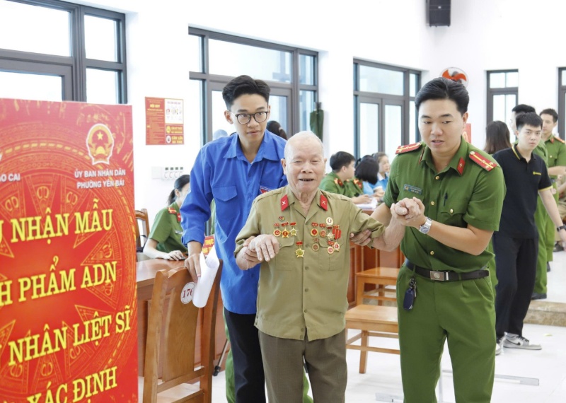 Hoạt động thu nhận mẫu ADN thân nhân liệt sĩ góp phần phục vụ công tác xác định danh tính hài cốt liệt sĩ chưa rõ thông tin. Ảnh: Cổng thông tin Lào Cai