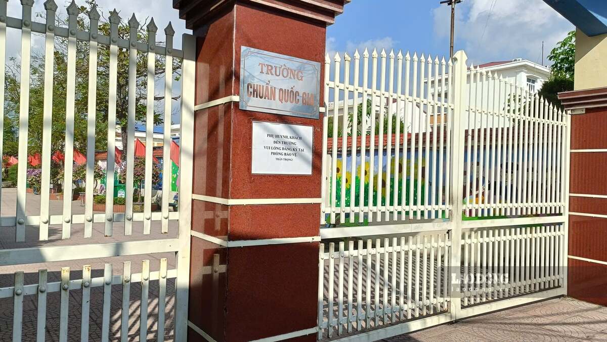 Trong sáng 16.10, Ban Giám hiệu nhà trường đang họp với UBND phường để xử lý vụ việc. Ảnh: Mai Dung