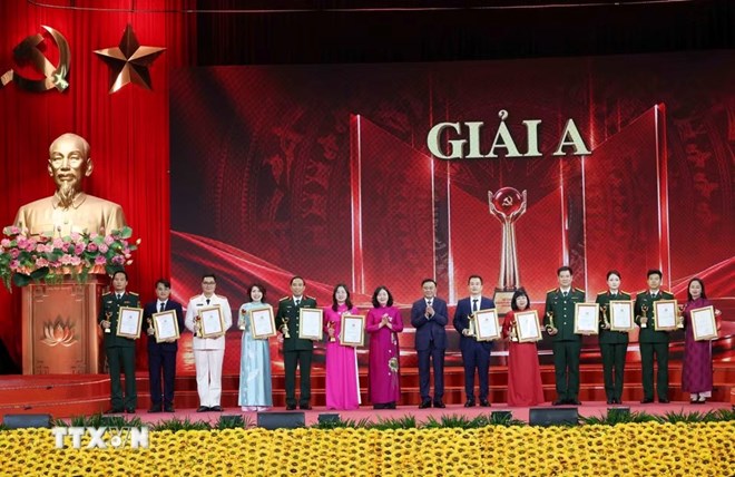 Trao giải Cuộc thi chính luận về bảo vệ nền tảng tư tưởng của Đảng lần thứ 6
