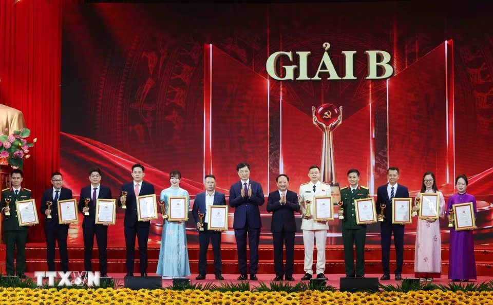 Các Ủy viên Bộ Chính trị, Bí thư Trung ương Đảng: Trưởng Ban Tổ chức Trung ương Nguyễn Duy Ngọc và Trưởng Ban Tuyên giáo Trung ương Trịnh Văn Quyết trao giải B cho các tác giả/nhóm tác giả. Ảnh: TTXVN