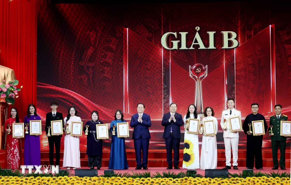 Đồng chí Phạm Gia Túc, Uỷ viên Bộ Chính trị, Phó Thủ tướng Thường trực Chính phủ và đồng chí Nguyễn Trọng Nghĩa, Ủy viên Bộ Chính trị, Bí thư Trung ương Đảng, Chủ nhiệm Tổng Cục Chính trị Quân đội nhân dân Việt Nam trao Giải B cho các tác giả, nhóm tác giả. Ảnh: Phương Hoa /TTXVN