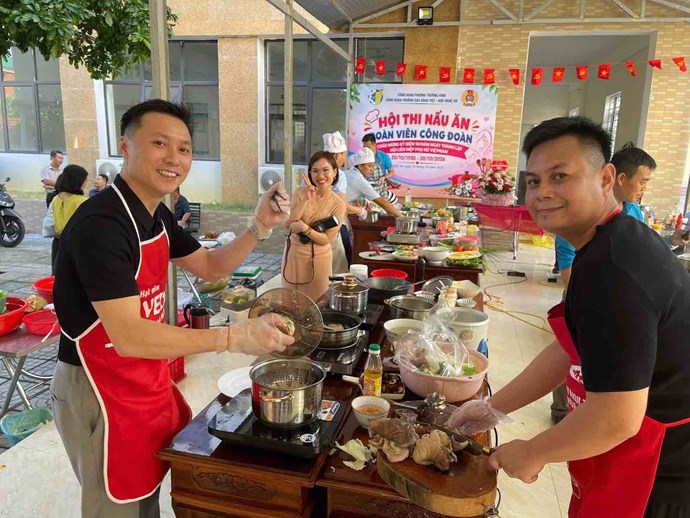 Hội thi nấu ăn chào mừng Ngày Phụ nữ Việt Nam tại Trường Cao đẳng Việt Đức