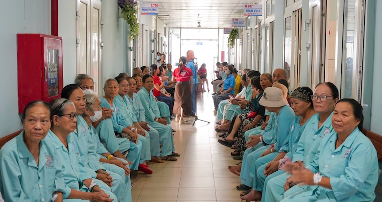 Hàng chục bệnh nhân cao tuổi ngồi dọc hành lang Khoa Lão học, Bệnh viện Đa khoa tỉnh Quảng Trị để thưởng thức chương trình giao lưu âm nhạc chiều 19.10. Ảnh: Bệnh viện Đa khoa tỉnh Quảng Trị