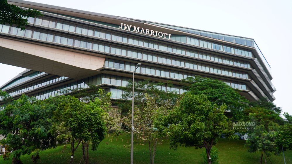 Khách sạn JW Marriott Hanoi nằm gần Trung tâm Hội nghị Quốc gia, thuận tiện kết nối với khu vực sân vận động Mỹ Đình. Ảnh: Minh Vũ