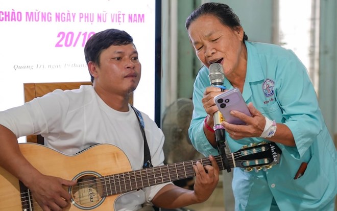 Bệnh nhân nữ cao tuổi hát vang giữa hành lang bệnh viện dịp 20.10