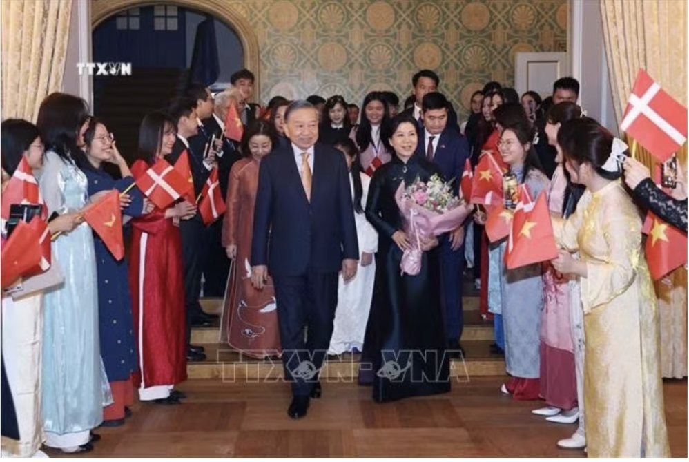 Tổng Bí thư, Chủ tịch nước Tô Lâm và Phu nhân Ngô Phương Ly dự buổi gặp gỡ cán bộ, nhân viên Đại sứ quán Việt Nam tại Đan Mạch và cộng đồng người Việt Nam tại Đan Mạch, Iceland và Nam Thuỵ Điển. Ảnh: TTXVN