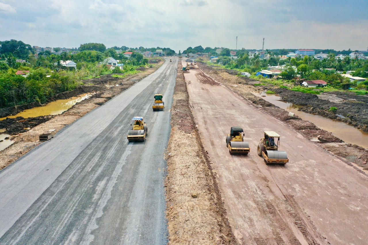 Hơn 1,1km mặt đường đã được thảm bê tông nhựa, các nhà thầu đang tiếp tục triển khai trên những đoạn còn lại. Ảnh: DK