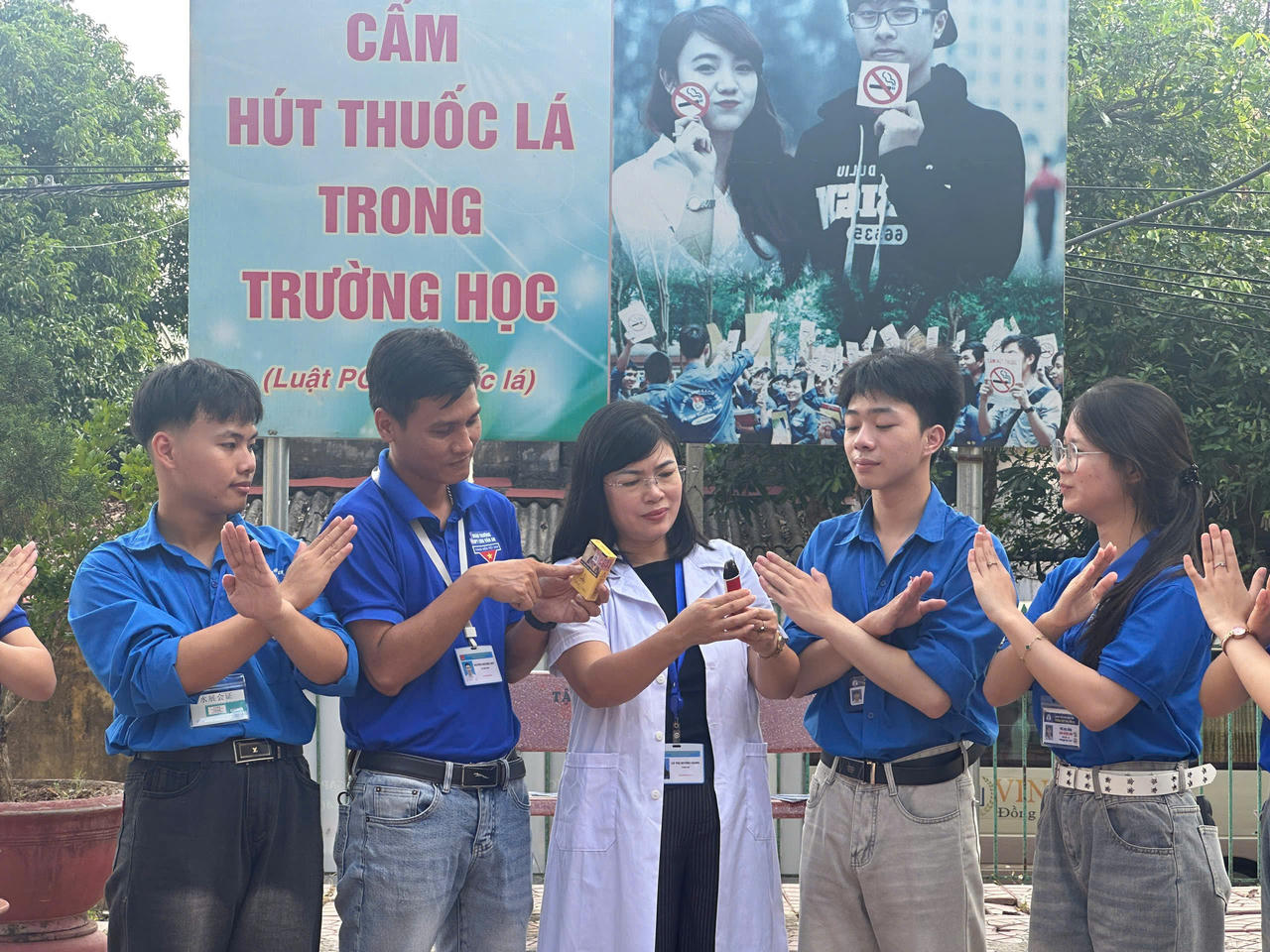 Đoàn viên, thanh niên hưởng ứng hoạt động phòng, chống tác hại của thuốc lá, góp phần xây dựng môi trường học đường không khói thuốc. Ảnh: Sở Giáo dục và Đào tạo TP Bắc Ninh.
