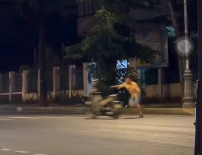 Công an làm rõ vụ người đàn ông nghi bị tâm thần cầm thắt lưng đánh người đi đường