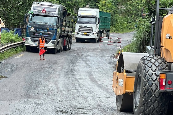 Xe container lưu thông qua đoạn đường sửa chữa gây nhiều khó khăn về tiến độ (ảnh chụp tháng 10.2026). Ảnh: Công ty cổ phần Quản lý và Xây dựng đường bộ Quảng Trị