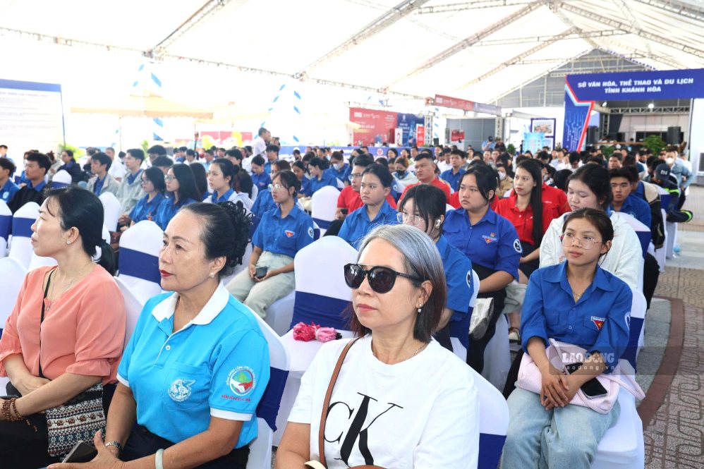 Người dân, học sinh, sinh viên theo dõi hướng dẫn người dân dùng tiện ích số trong khám, chữa bệnh