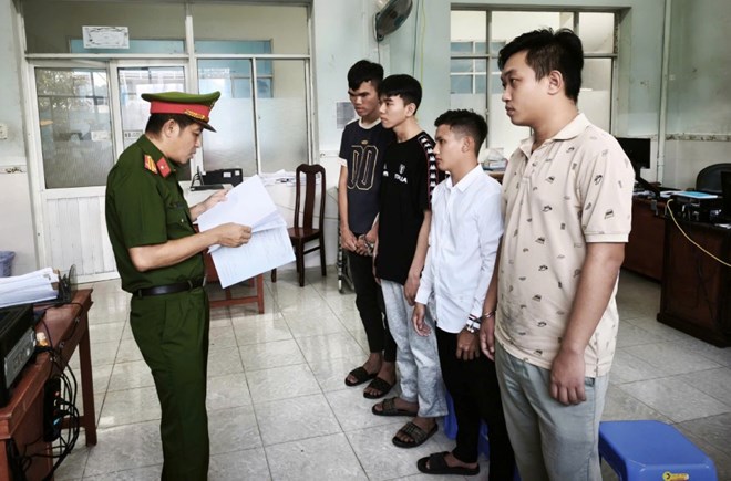 Tạm giam 4 bị can vụ mang dao tự chế đến nhà người dân tấn công