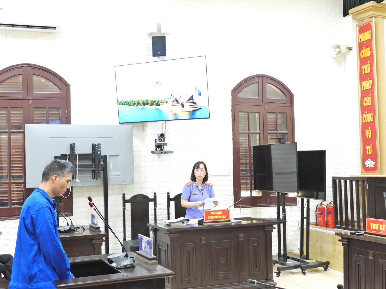 Đại diện Viện kiểm sát công bố cáo trạng. (Ảnh: Minh Phương)