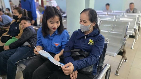 Cán bộ BHXH tuyên truyền người dân về chính sách an sinh. Ảnh: BHXH Tuyên Quang