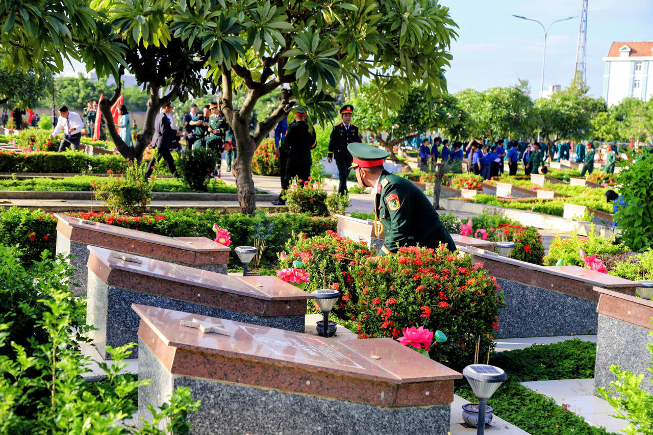 Tỉnh Khánh Hòa tổ chức lễ viếng, truy điệu và an táng 25 hài cốt liệt sĩ tại Nghĩa trang liệt sĩ Ninh Thuận (xã Xuân Hải). Ảnh: Mai Đông.