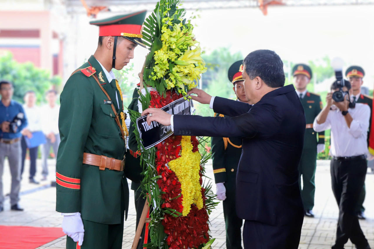 Bí thư Tỉnh ủy Khánh Hòa Trần Phong thành kính dâng hoa, dâng hương tưởng niệm các anh hùng liệt sĩ. Ảnh: Mai Đông.