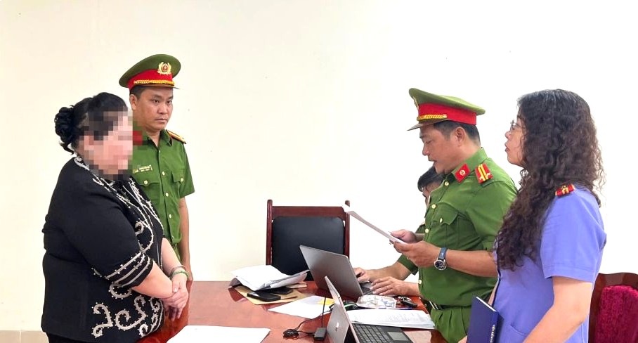 Bà K nữ đại gia thủy sản Cà Mau nghe lệch bắt tạm giam để điều tra. Ảnh: Công an cung cấp.